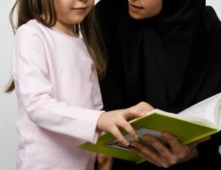 Bisnis Online Syariah Menjual Buku Islami