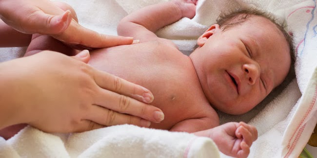 Cara Memandikan Bayi Baru Lahir yang Baik