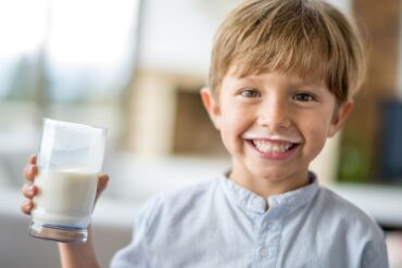 Trik Membuat Momen Minum Susu Anak yang Menyenangkan