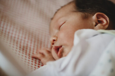 Penyebab Bayi Kuning Baru Lahir, Cara Ampuh Mengatasinya!