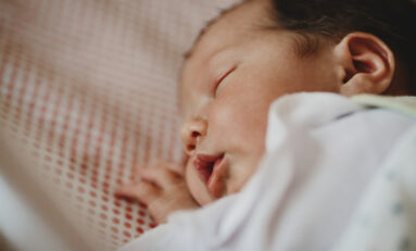 Penyebab Bayi Kuning Baru Lahir, Cara Ampuh Mengatasinya!