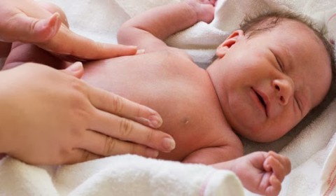 memandikan bayi baru lahir