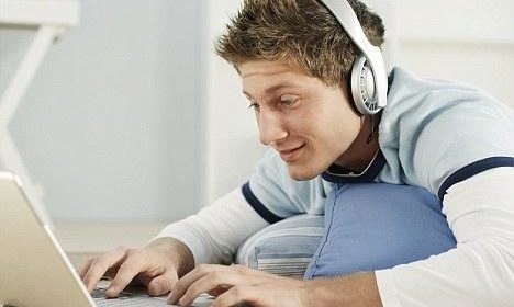 Sumber: http://www.dailymail.co.uk/news/article-1360853/Meet-Mr-Average-Men-spend-11-years-TV-10-500-hours-pub.html