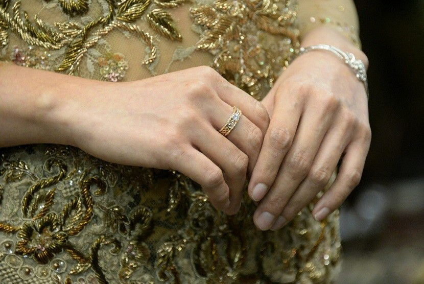 cincin pernikahan